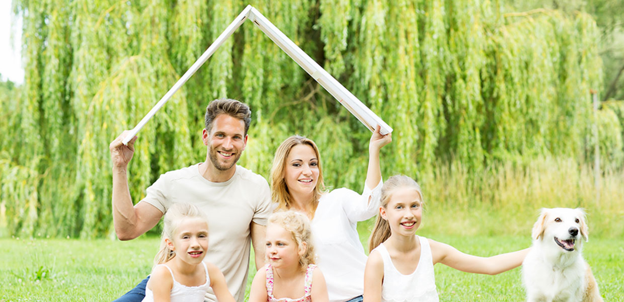 Aktuelles Immobilienangebot - Bild einer Familie, die ein neues Zuhause sucht.