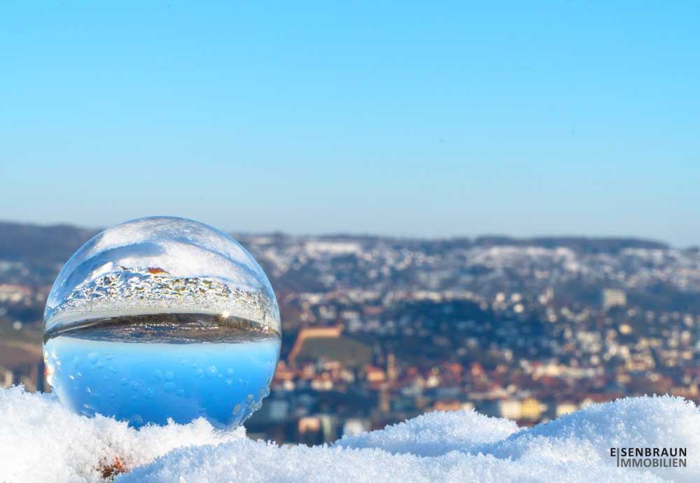 Beitragsbild für den Magazin-Beitrag Jahresausblick 2021. Das Foto zeigt eine Glaskugel in der sich die Stadt Esslingen spiegelt