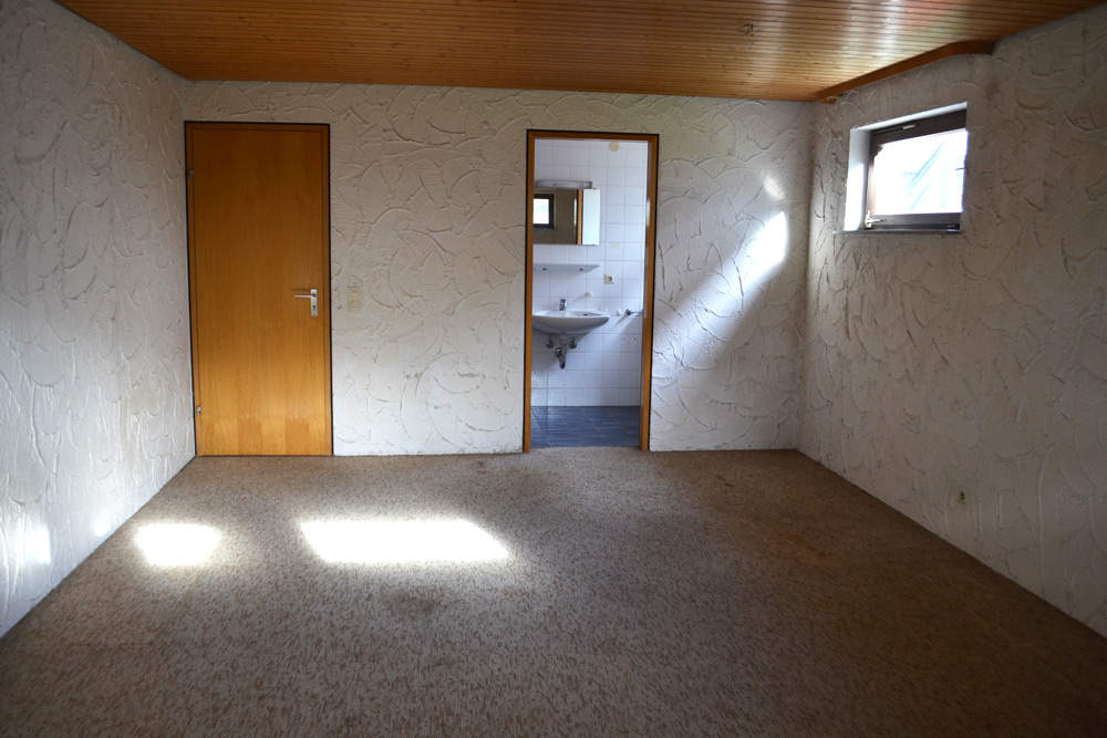 Hobbyraum im Untergeschoss mit angrenzendem Tageslichtbad