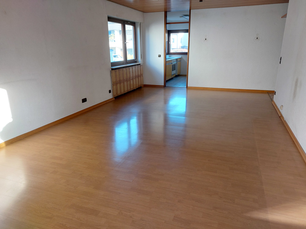 Das Foto zeigt den Blick vom Wohnzimmer in die Küche