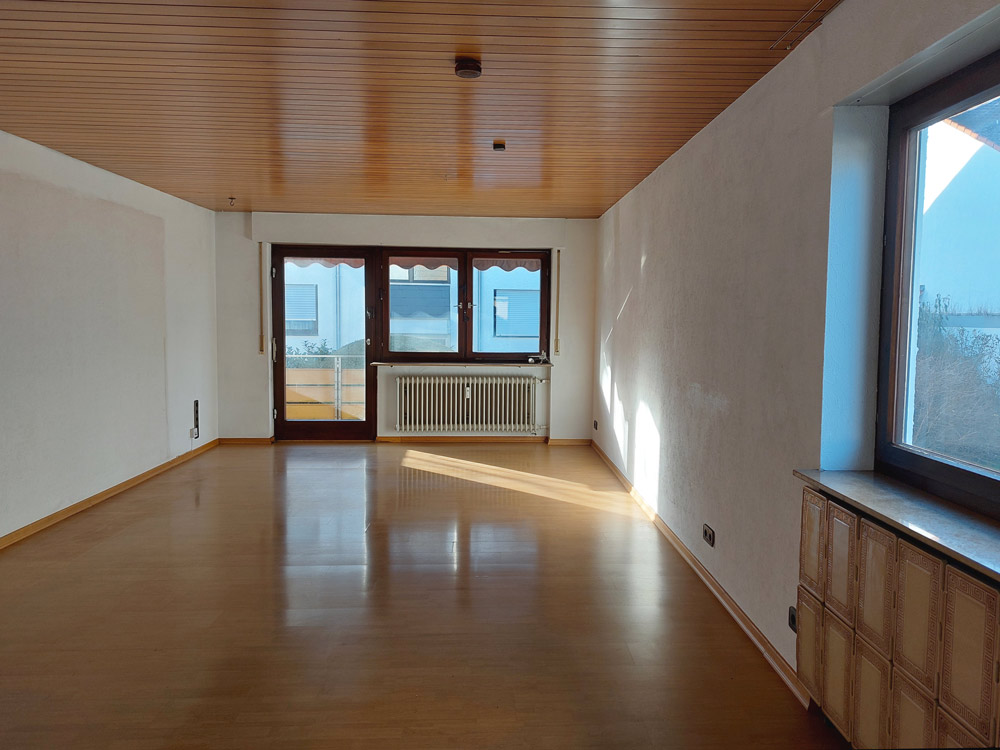 Das Foto zeigt das Wohnzimmer mit angrenzendem Balkon Eigentumswohnugn zum Kauf in Ostfildern